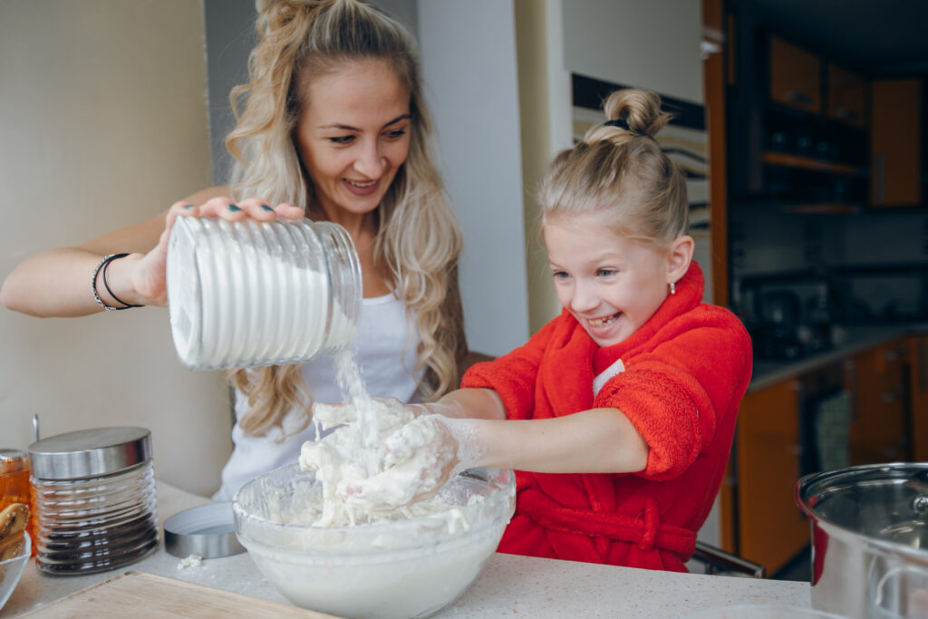mãe e filha cozinhando